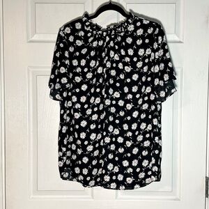 NWOT Daisy Pattern flutter sleeve top